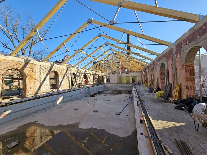 🏗️👏 Wielkie brawa za tempo prac przy rewitalizacji naszej pływalni!