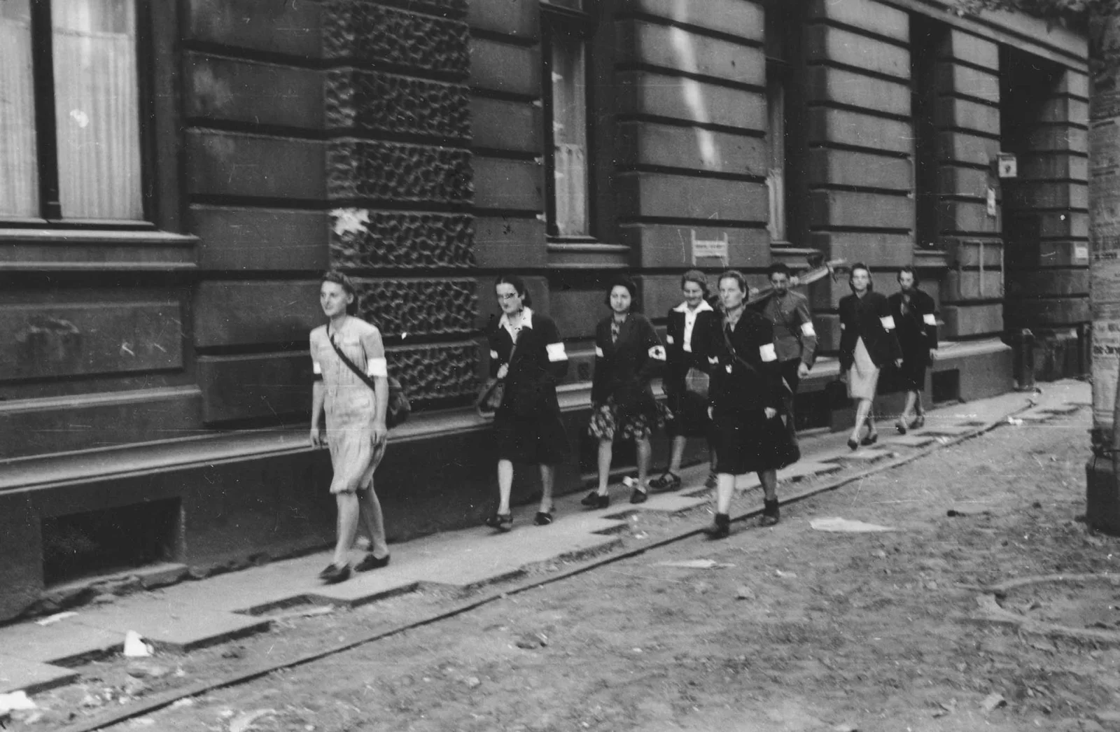 Patrol sanitarny Wojskowej Służby Kobiet Armii Krajowej przy ulicy Moniuszki w Warszawie, 5 sierpnia 1944