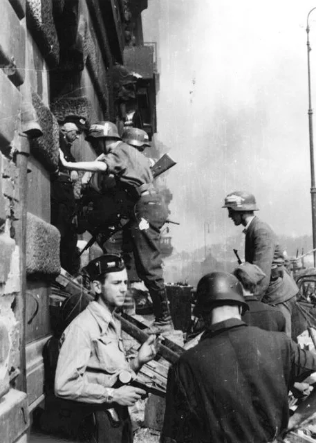 Powstańcy batalionu Kiliński podczas ataku na gmach PAST-y przy ulicy Zielnej, 20 sierpnia 1944