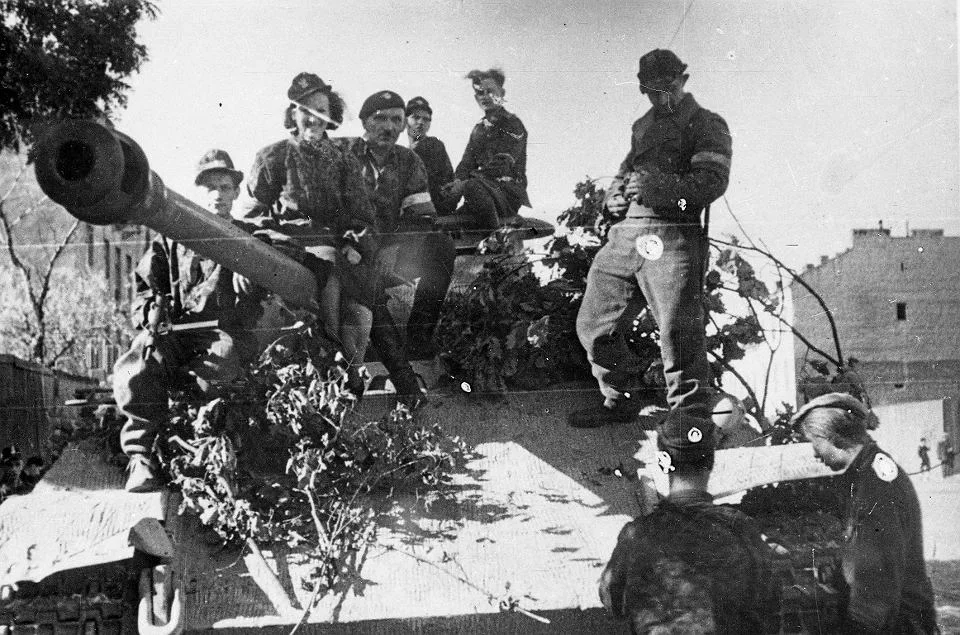 Żołnierze plutonu pancernego Wacek batalionu Zośka na zdobytym czołgu Panther przy ulicy Okopowej, sierpień 1944